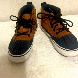 Vans duck boots unisex 8.5 W/7M lace up